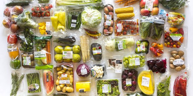 In Frischhaltefolie eingepackte Lebensmittel In Frischhaltefolie eingepackte Lebensmittel