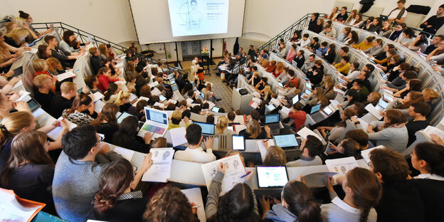 Vollbesetzter Hörsaal Vollbesetzter Hörsaal
