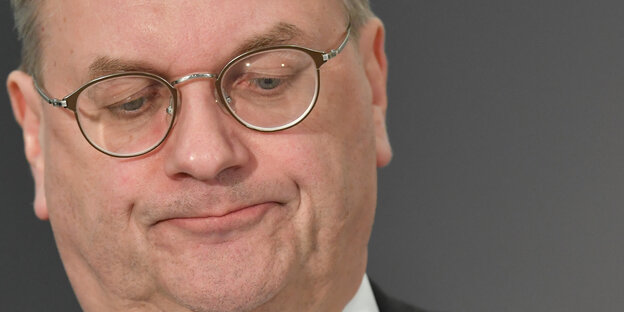 Reinhard Grindel presst die Lippen aufeinander Reinhard Grindel presst die Lippen aufeinander
