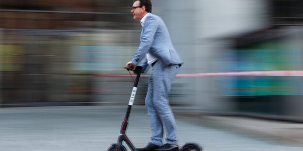 Ein Mann fährt mit einem Elektro-Roller, einem sogenannten «E-Scooter» Ein Mann fährt mit einem Elektro-Roller, einem sogenannten «E-Scooter»