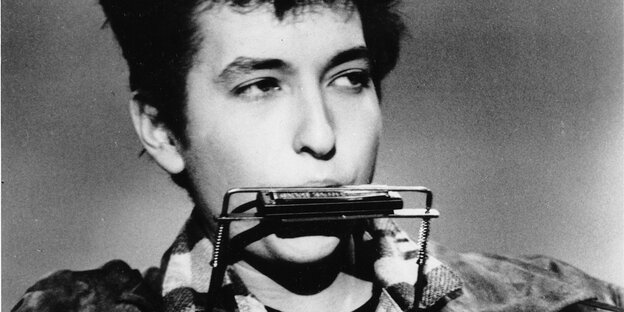 Der junge Bob Dylan mit Mundharmonika. Die spielte er auch in Berlin. Der junge Bob Dylan mit Mundharmonika. Die spielte er auch in Berlin.