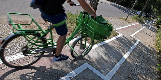 ein Fahrrad auf einem Radwer, der im. Zickzack um Baumscheiben herumgeht ein Fahrrad auf einem Radwer, der im. Zickzack um Baumscheiben herumgeht