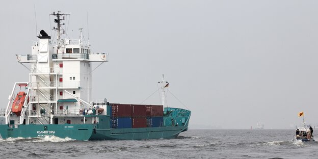 Begleitet von einem Boot mit Atomkraftgegnern verlässt der russische Frachter "Kholmogory" den Hamburger Hafen. Begleitet von einem Boot mit Atomkraftgegnern verlässt der russische Frachter "Kholmogory" den Hamburger Hafen.