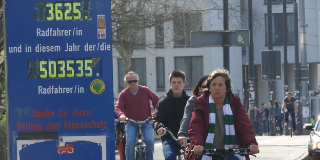 Radfahrer fahren über die Bremer Wilhelm-Kaisen-Brücke. Radfahrer fahren über die Bremer Wilhelm-Kaisen-Brücke.