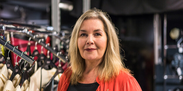 Candy Bukowski steht in einem Geschäft mit Latexkleidung. Candy Bukowski steht in einem Geschäft mit Latexkleidung.