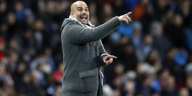 Pep Guardiola gestikuliert wild am Spielfeldrand Pep Guardiola gestikuliert wild am Spielfeldrand