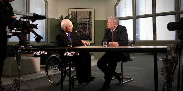Wolfgang Schäuble sitzt neben Joachim Gauck an einem Tisch, sie werden von einer Fernsehkamera gefilmt Wolfgang Schäuble sitzt neben Joachim Gauck an einem Tisch, sie werden von einer Fernsehkamera gefilmt