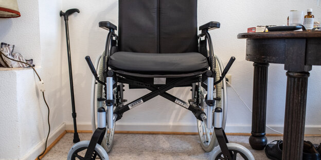 Rollstühl und Krücke in einem Zimmer Rollstühl und Krücke in einem Zimmer