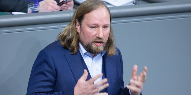 Anton Hofreiter gestikuliert am Redepult des Bundestags Anton Hofreiter gestikuliert am Redepult des Bundestags