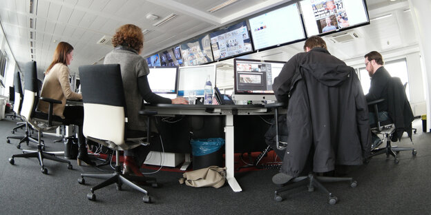 Blick in das Großraumbüro mit dem Newsdesk einer Redaktion. Blick in das Großraumbüro mit dem Newsdesk einer Redaktion.