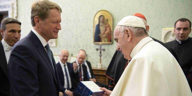 Ulrich Wilhelm übereicht Papst Franziskus ein Geschenk Ulrich Wilhelm übereicht Papst Franziskus ein Geschenk