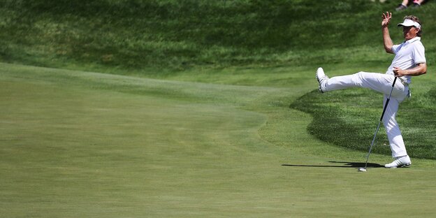 Bernhard Langer auf dem Golfplatz, er hebt das linke Bein und den rechten Arm Bernhard Langer auf dem Golfplatz, er hebt das linke Bein und den rechten Arm