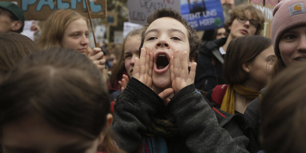 Eine Schüler ruft während der Demo «Fridays for Future» etwas Eine Schüler ruft während der Demo «Fridays for Future» etwas