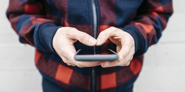 Mann mit Smartphone Mann mit Smartphone