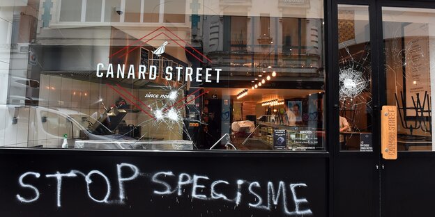 Das Restaurant Canard Street in Lille mit einem Graffito der Aktivisten Das Restaurant Canard Street in Lille mit einem Graffito der Aktivisten