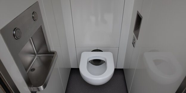 Innenansicht der neuen City-Toilette, Waschbecken und Klo Innenansicht der neuen City-Toilette, Waschbecken und Klo