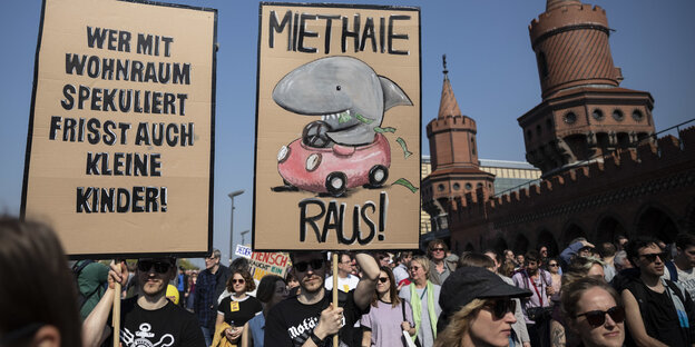 2 junge Männer tragen Schilder auf der Mietendemo 2 junge Männer tragen Schilder auf der Mietendemo