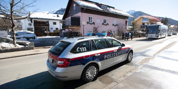 Ein Polizei-Fahrzeug vor der Villa Seefeld in Österreich, die wegen Verdachts auf Blutdoping durchsucht wurde Ein Polizei-Fahrzeug vor der Villa Seefeld in Österreich, die wegen Verdachts auf Blutdoping durchsucht wurde