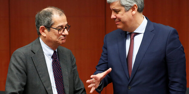 Italiens und Portugals Finanzminister Tria und Centeno stehen sich gegenüber und gucken ein bisschen unglücklich. Italiens und Portugals Finanzminister Tria und Centeno stehen sich gegenüber und gucken ein bisschen unglücklich.