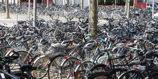 Massenhaft stehen Fahrräder an Fahrradständern am Göttinger Bahnhof. Massenhaft stehen Fahrräder an Fahrradständern am Göttinger Bahnhof.