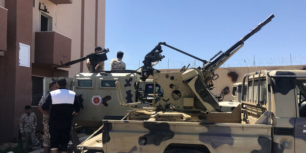 Pickups mit Schießanlagen und bewaffnete Kämpfer Pickups mit Schießanlagen und bewaffnete Kämpfer