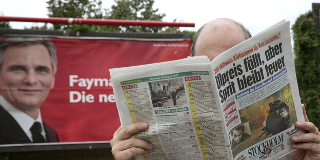 Kronenzeitung vor wahlplakat Kronenzeitung vor wahlplakat