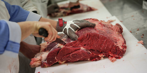 Ein großes Stück Fleisch in einer Pariser Metzgerei Ein großes Stück Fleisch in einer Pariser Metzgerei