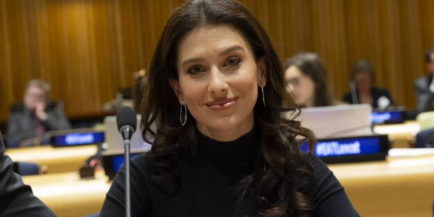 Hilaria Baldwin bei einer UN-Konferenz Hilaria Baldwin bei einer UN-Konferenz