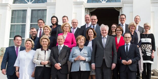 Merkel mit ihren MinisterInnen Merkel mit ihren MinisterInnen
