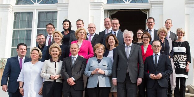 Merkel mit ihren MinisterInnen