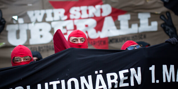Vermummte bei einer Demonstration Vermummte bei einer Demonstration