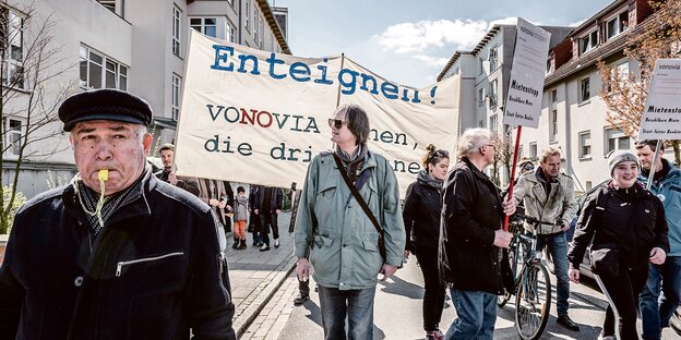 Demonstranten gehen mit Plakaten und Trillerpfeifen durch Gröpelingen. Demonstranten gehen mit Plakaten und Trillerpfeifen durch Gröpelingen.