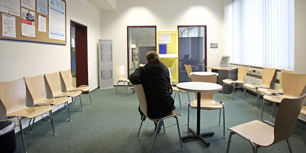 Ein einzelner Kunde wartet im Kundenzentrum der Bundesagentur für Arbeit in Hamburg auf eine Beratung. Ein einzelner Kunde wartet im Kundenzentrum der Bundesagentur für Arbeit in Hamburg auf eine Beratung.