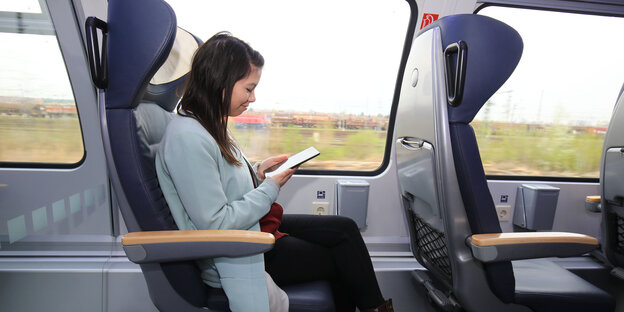 Eine _Frau mit Tablet im Zug Eine _Frau mit Tablet im Zug
