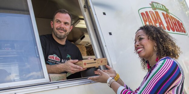 Mann mit Pizza und eine Frau Mann mit Pizza und eine Frau