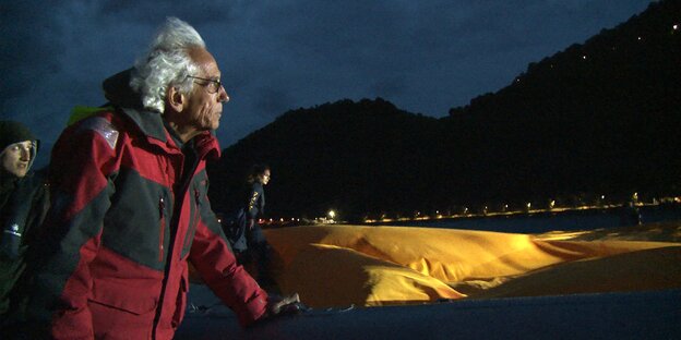 Der Künstler Christo läuft über die Installation „The Floating Piers“ auf dem Iseosee in Italien. Der Künstler Christo läuft über die Installation „The Floating Piers“ auf dem Iseosee in Italien.