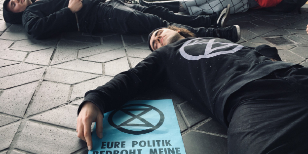 Menschen am Boden liegend beim Die-in Menschen am Boden liegend beim Die-in