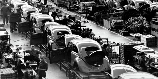 Produktionshalle von Volkswagen im Jahr 1954 Produktionshalle von Volkswagen im Jahr 1954