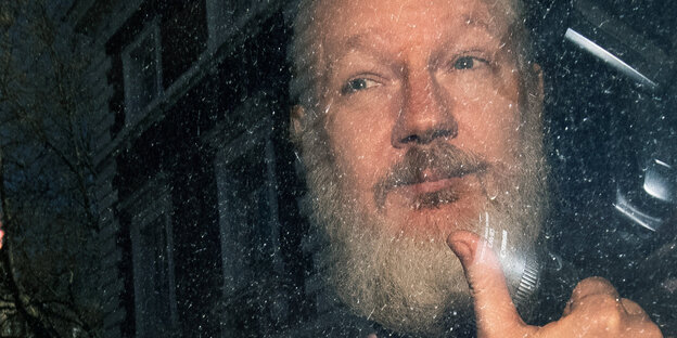 Julian Assange zeigt seinen Daumen Julian Assange zeigt seinen Daumen