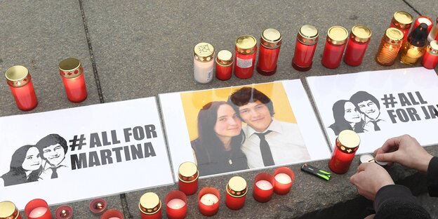 Ein Foto von Jan Kuciak und Martina Kusnirova wird von Grablichern gerahmt Ein Foto von Jan Kuciak und Martina Kusnirova wird von Grablichern gerahmt
