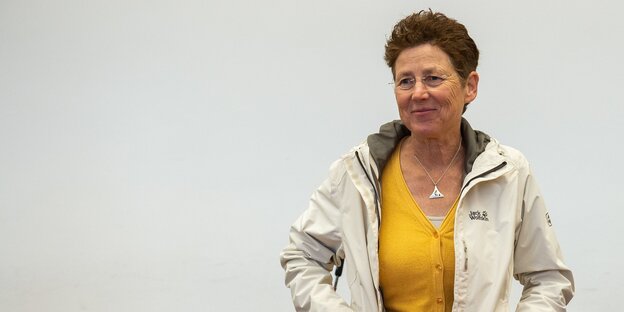 Frau in gelbem Pulli und beiger Jacke Frau in gelbem Pulli und beiger Jacke