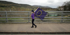 Ein Mädchen mit EU-Fahne
