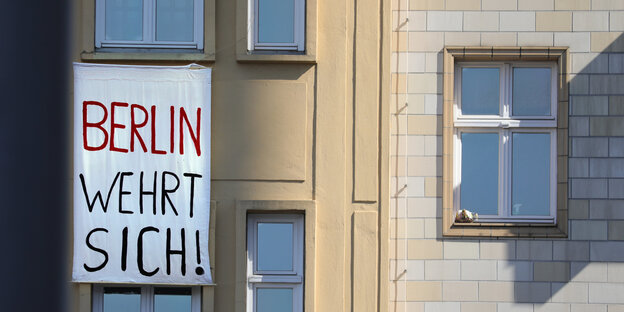Ein Transparent mit der Aufschrift "Berlin wehrt sich" hängt am Fenster eines Gebäudes Ein Transparent mit der Aufschrift "Berlin wehrt sich" hängt am Fenster eines Gebäudes