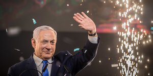 Benjamin Netanjahu winkt
