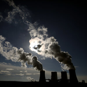 Rauch strömt aus Kohlekraftwerken
