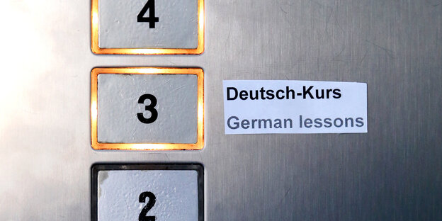 Knöpfe in einem Aufzug, der 3. Stock ist mit einem Zettel "Deutsch-Kurs" markiert Knöpfe in einem Aufzug, der 3. Stock ist mit einem Zettel "Deutsch-Kurs" markiert
