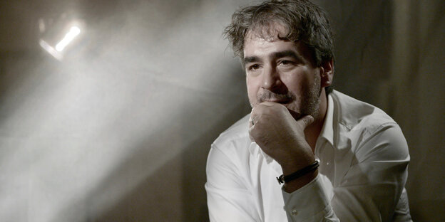 Deniz Yücel wird interviewt und sitzt vor einem Scheinwerfer Deniz Yücel wird interviewt und sitzt vor einem Scheinwerfer