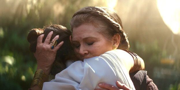 General Leia Organa (Carrie Fisher) und Rey (Daisy Ridley) in einer Szene des Films „Star Wars: Episode IX - The Rise of Skywalker“ General Leia Organa (Carrie Fisher) und Rey (Daisy Ridley) in einer Szene des Films „Star Wars: Episode IX - The Rise of Skywalker“