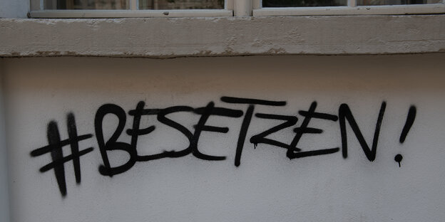 Jemand hat die kurze Forderung "#Besetzen!" an eine Wand gesprüht Jemand hat die kurze Forderung "#Besetzen!" an eine Wand gesprüht