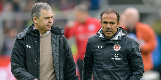 St. Paulis Trainer Jos Luhukay und der Interims-Sportdirektor Andreas Rettig betreten das Stadion. St. Paulis Trainer Jos Luhukay und der Interims-Sportdirektor Andreas Rettig betreten das Stadion.